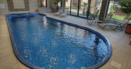 Kürzlich in eine Ferienvilla konvertiertes (2010), umfriedetes Haus aus der Sac by Interhome