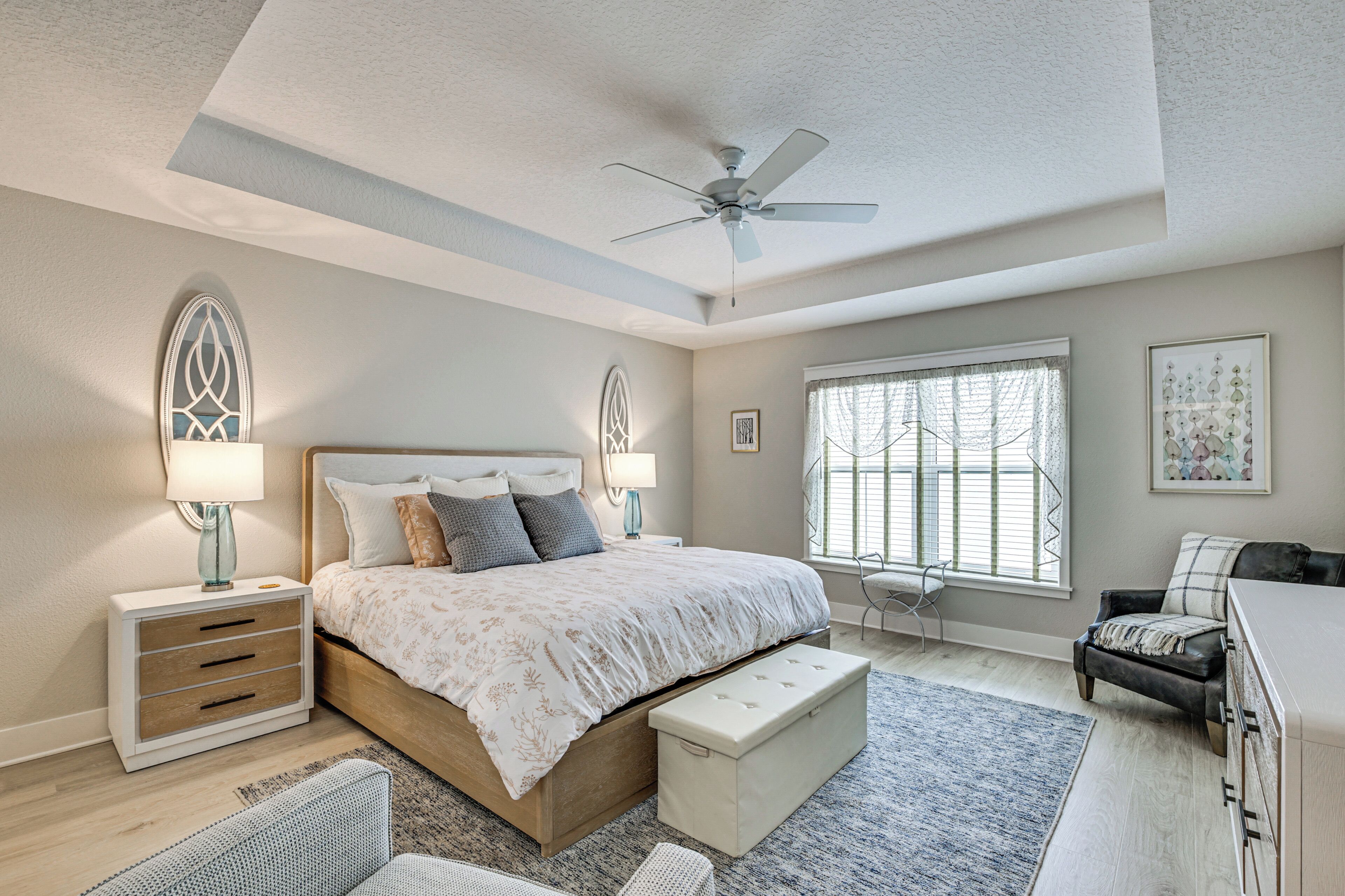 Desk, iron/ironing board, Internet, bed sheets