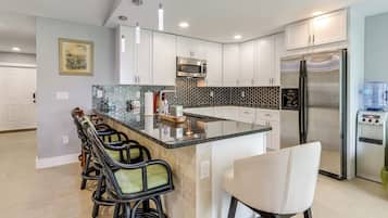 Kjøleskap, mikrobølgeovn, kokeplater og oppvaskmaskin