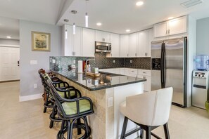 Réfrigérateur, micro-ondes, plaque de cuisson, lave-vaisselle