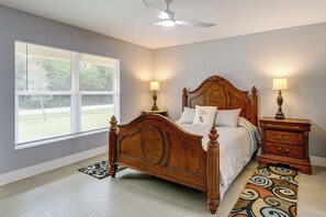 3 bedrooms, desk, Internet, bed sheets