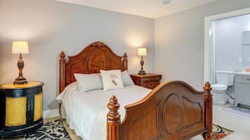 Skrivebord, internettilgang og sengetøy