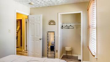 Skrivebord, strygejern/strygebræt, internetforbindelse, sengetøj