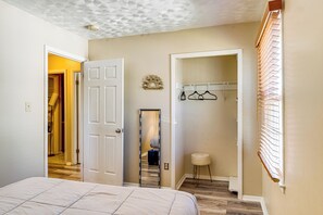 Escrivaninha, ferros/tábuas de passar roupa, acesso à internet