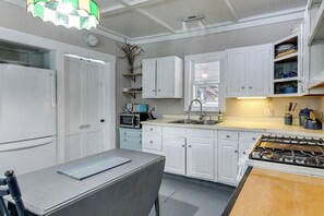 Refrigerador, microondas, placa de cocina, lavavajillas