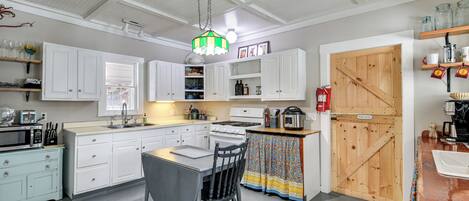 Jääkaappi, mikroaaltouuni, liesi, astianpesukone