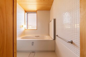 Haartrockner, Handtücher, Shampoo, Toilettenpapier