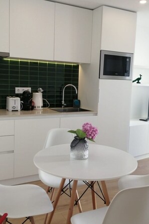 Fridge, microwave, oven, cookware/dishes/utensils - Präsentation Pier im Zentrum von Aveiro by Interhome (Aveiro)