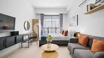 Apartemen, 1 kamar tidur, pemandangan kota | Area keluarga | Smart TV 43-inci dengan saluran TV kabel, Netflix, dan layanan streaming