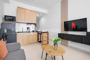 Lägenhet - 1 sovrum - utsikt mot staden | Vardagsrum | 43-tums smart-tv med digitalkanaler, Netflix och streamingtjänster