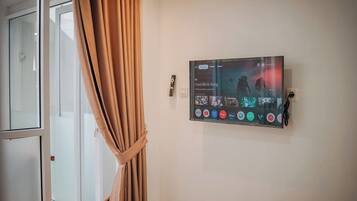 Family Room | Desk, free WiFi