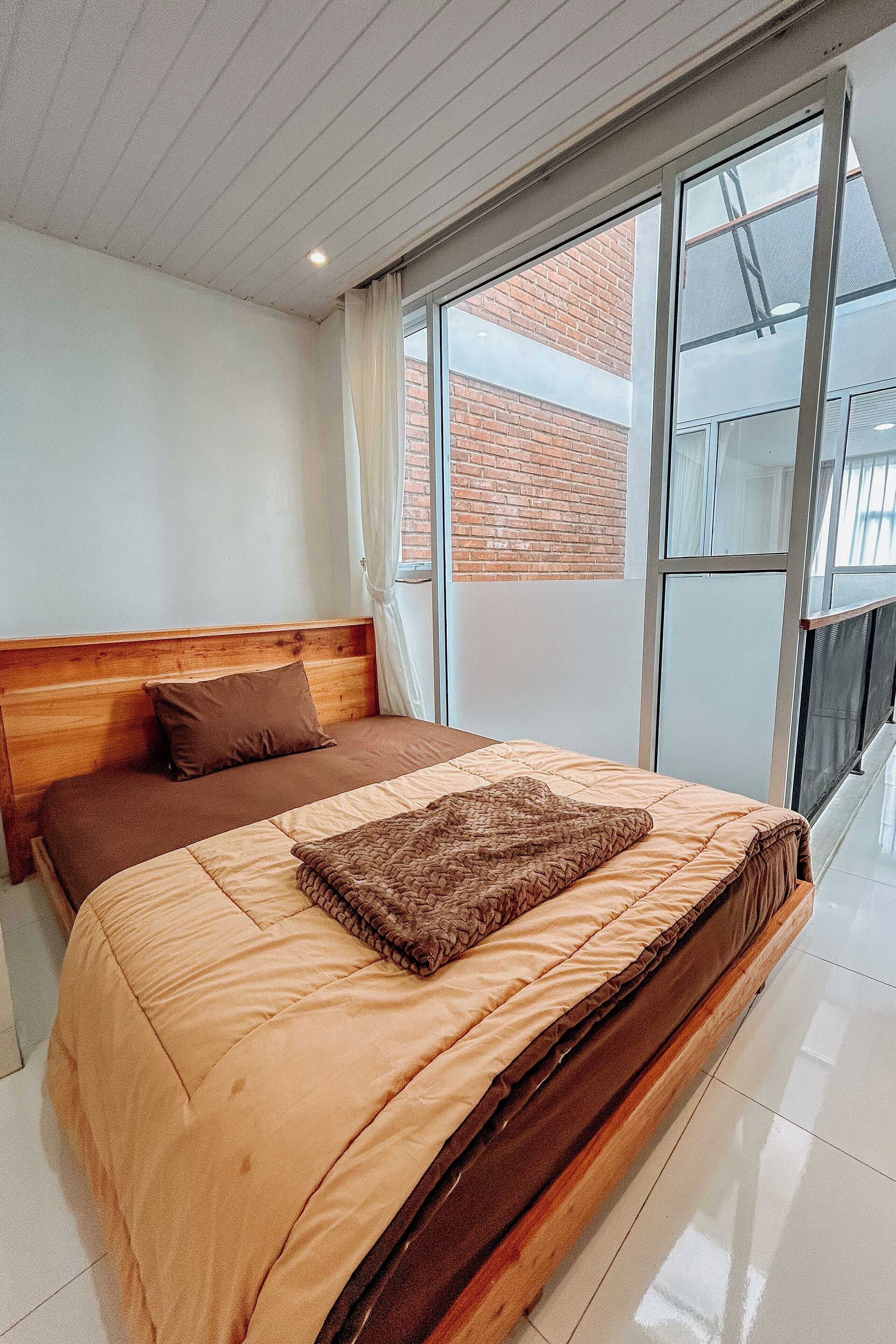 Family Room | Desk, free WiFi