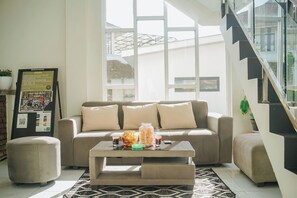 Lobby sitting area - Golden House Syariah Nexura Collection (Dieng Kulon)