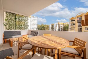 Outdoor dining - GuestReady - Charming coastal getaway (Almada)