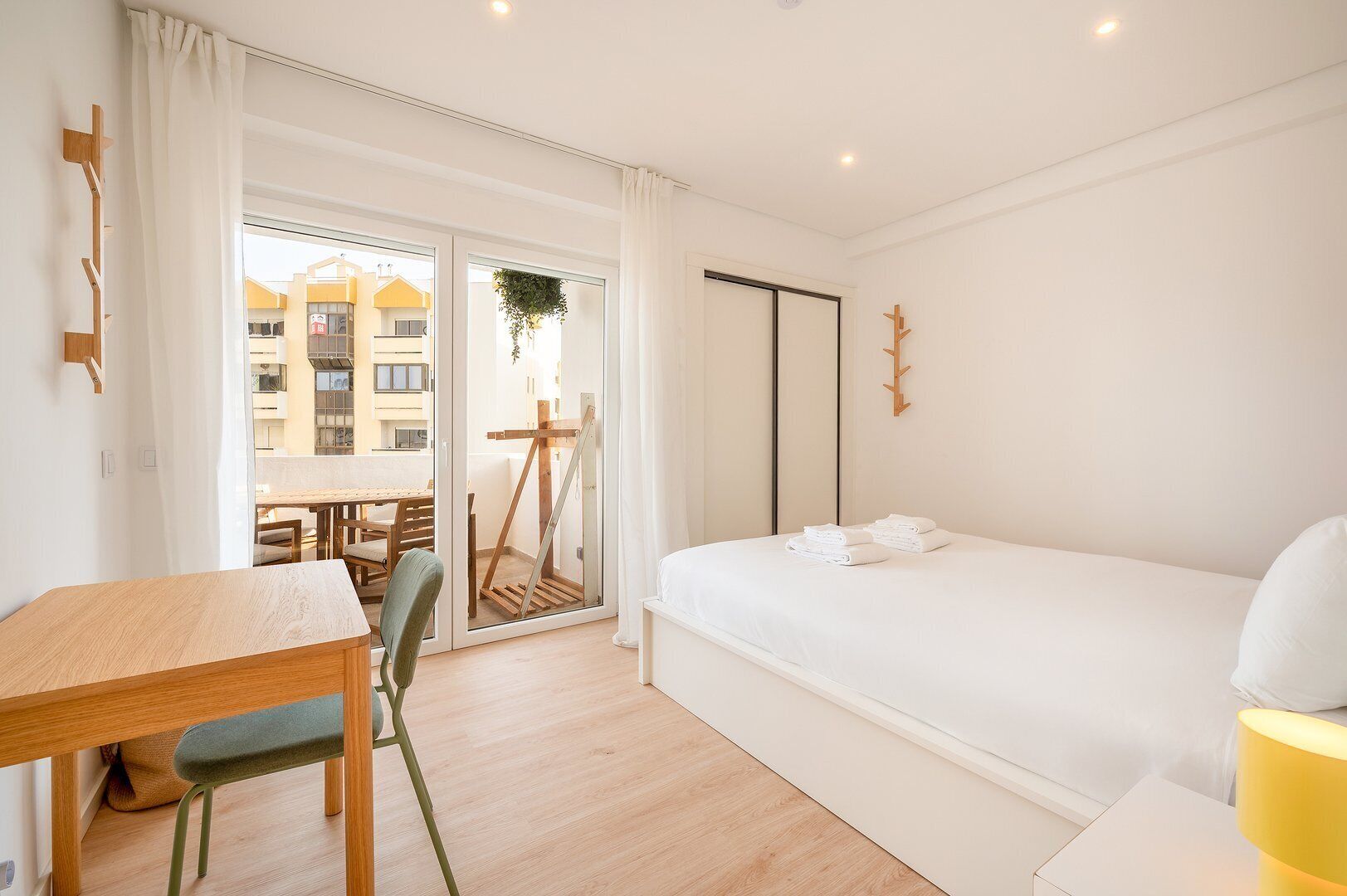 2 bedrooms, desk, iron/ironing board, internet