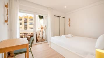 2 bedrooms, desk, iron/ironing board, internet