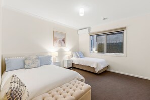 مكواة/لوح كي وواي فاي وملاءات أسرّة