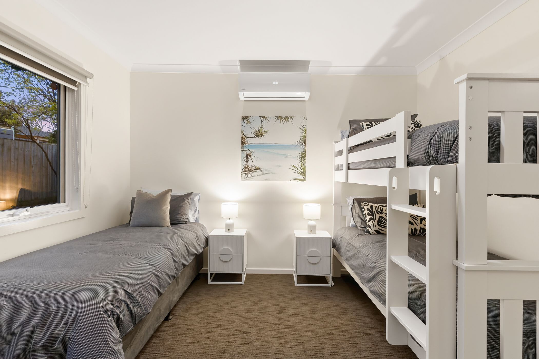 4 habitaciones, tabla de planchar con plancha, wifi y ropa de cama 