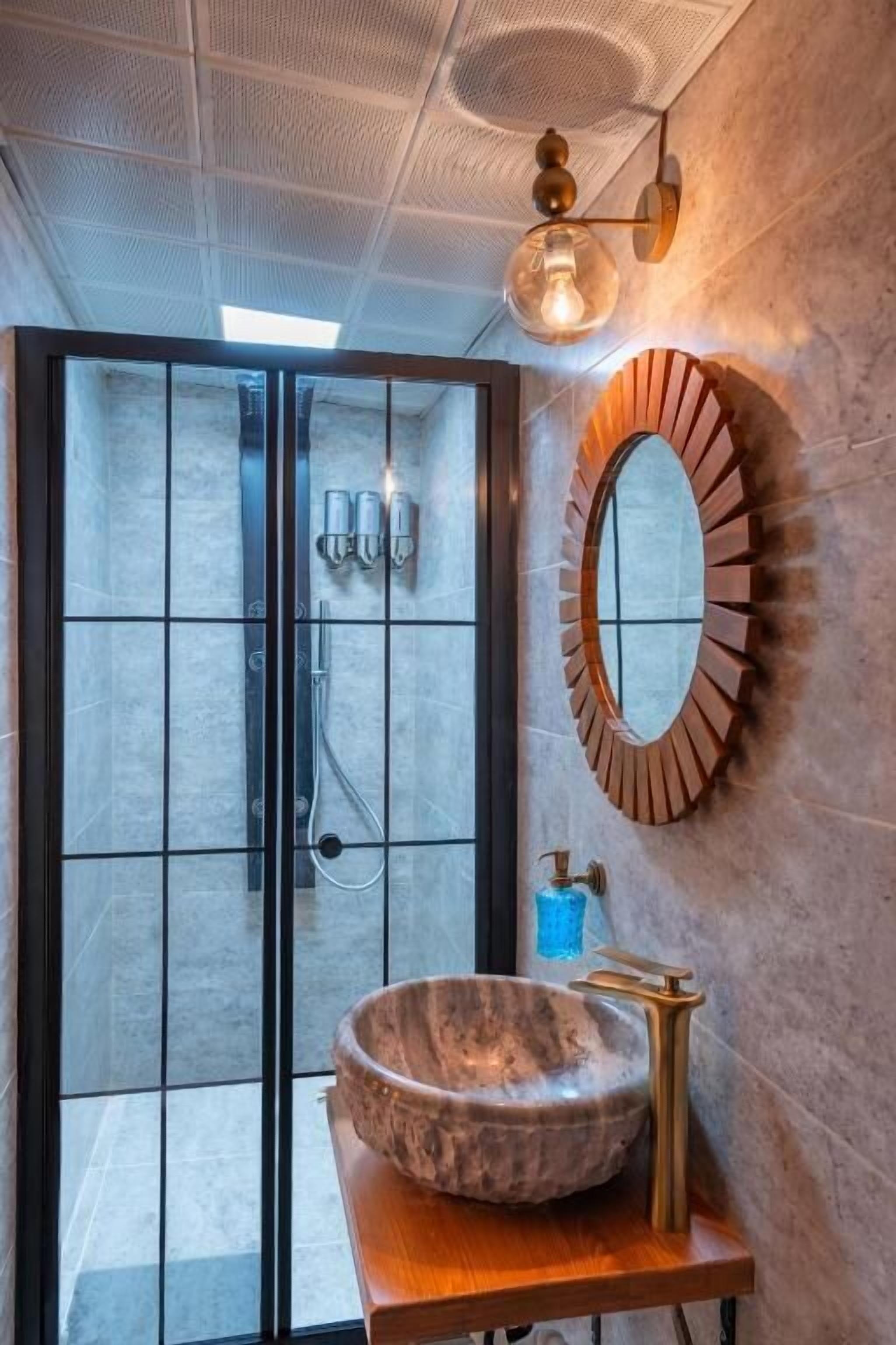 Chambre Deluxe double, vue sur la cour intérieure | Minibar, fer et planche à repasser, accès au Wi-Fi (inclus)