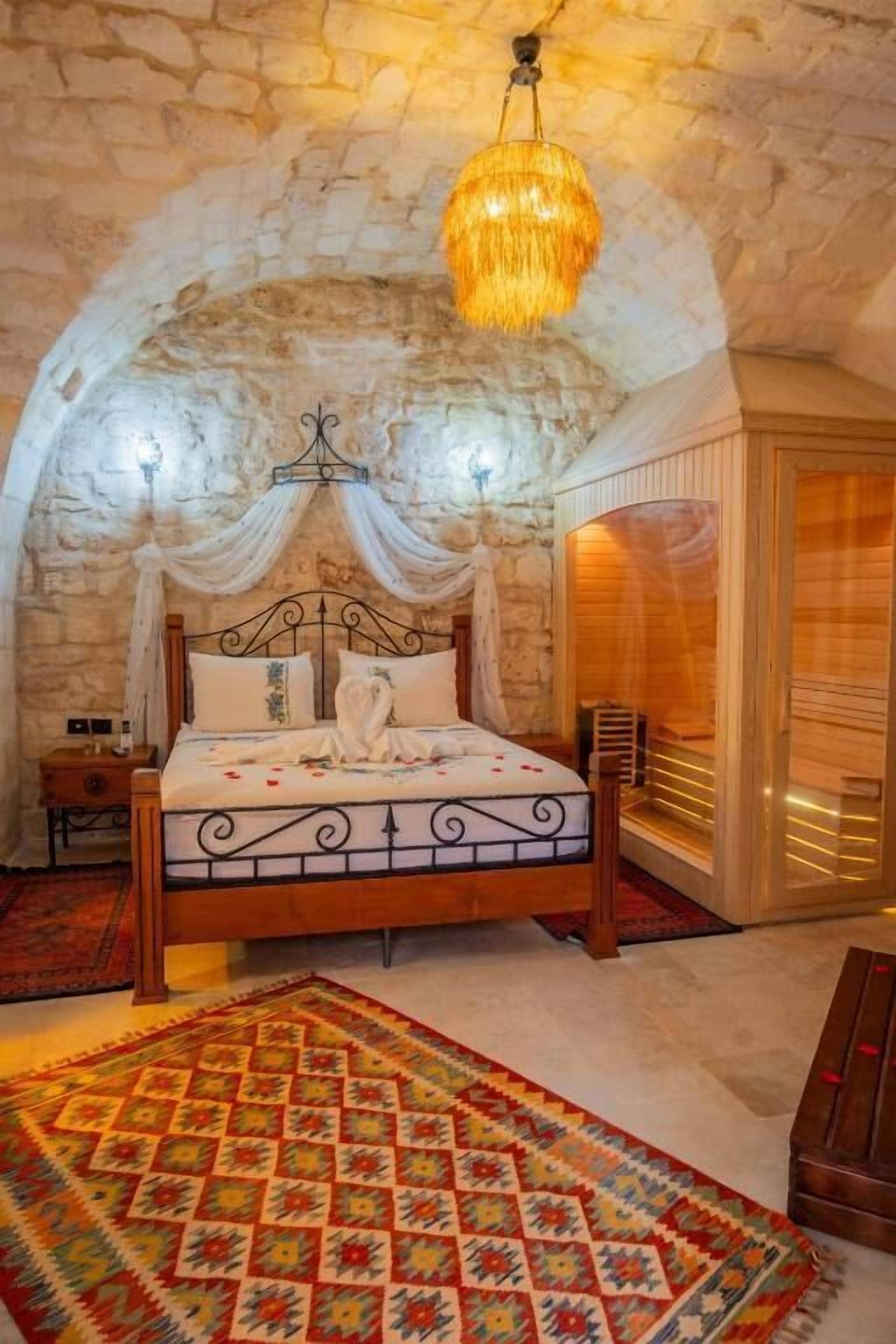 Deluxe Room, Sauna, Courtyard View | Minibar, iron/ironing board, free WiFi, bed sheets