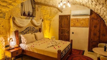Chambre Double Deluxe, vue cour intérieure | Minibar, fer et planche à repasser, Wi-Fi gratuit, draps fournis
