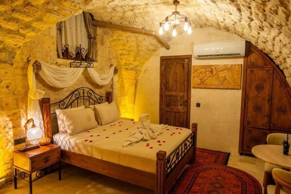 Deluxe Double Room, Courtyard View | Minibar, iron/ironing board, free WiFi, bed sheets - Mihrumah Konağı (Şanlıurfa)