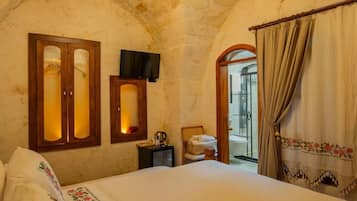 Comfort Triple Room, Courtyard View | Minibar, iron/ironing board, free WiFi, bed sheets
