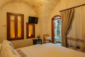 Quarto triplo conforto, vista para o pátio | Frigobar, ferros/tábuas de passar roupa, Wi-Fi de cortesia