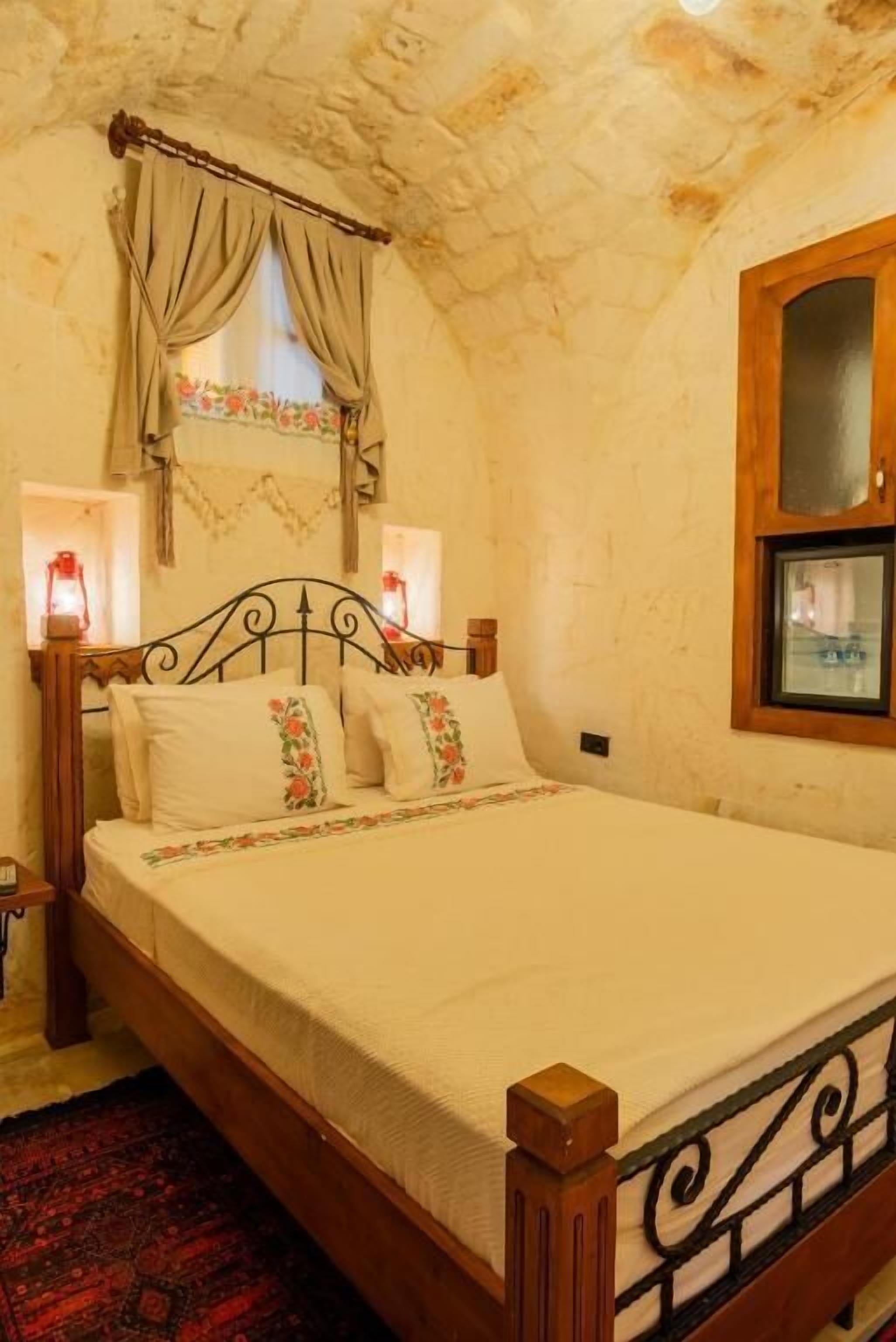 Standard Double Room, Courtyard View | Minibar, iron/ironing board, free WiFi, bed sheets