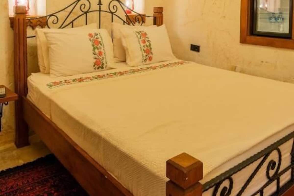 Standard Double Room, Courtyard View | Minibar, iron/ironing board, free WiFi, bed sheets