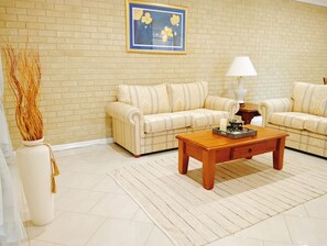 Deluxe Villa, 1 King Bed, Courtyard View, Garden Area | Soundproofing, free WiFi - Le Grande Villas Raymond Island (Raymond Island)