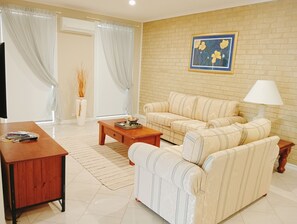 Vila luxo, 1 cama King, vista para o pátio, no jardim | Quartos à prova de som, Wi-Fi de cortesia