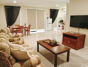 Vila luxo, 1 cama King, varanda, vista para o pátio | Quartos à prova de som, Wi-Fi de cortesia