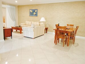 Deluxe Villa, 1 King Bed, Courtyard View, Garden Area | Soundproofing, free WiFi - Le Grande Villas Raymond Island (Raymond Island)