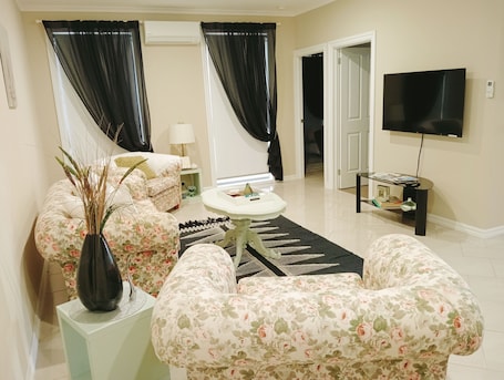 Deluxe Villa, 1 King Bed, Courtyard View, Garden Area | Soundproofing, free WiFi