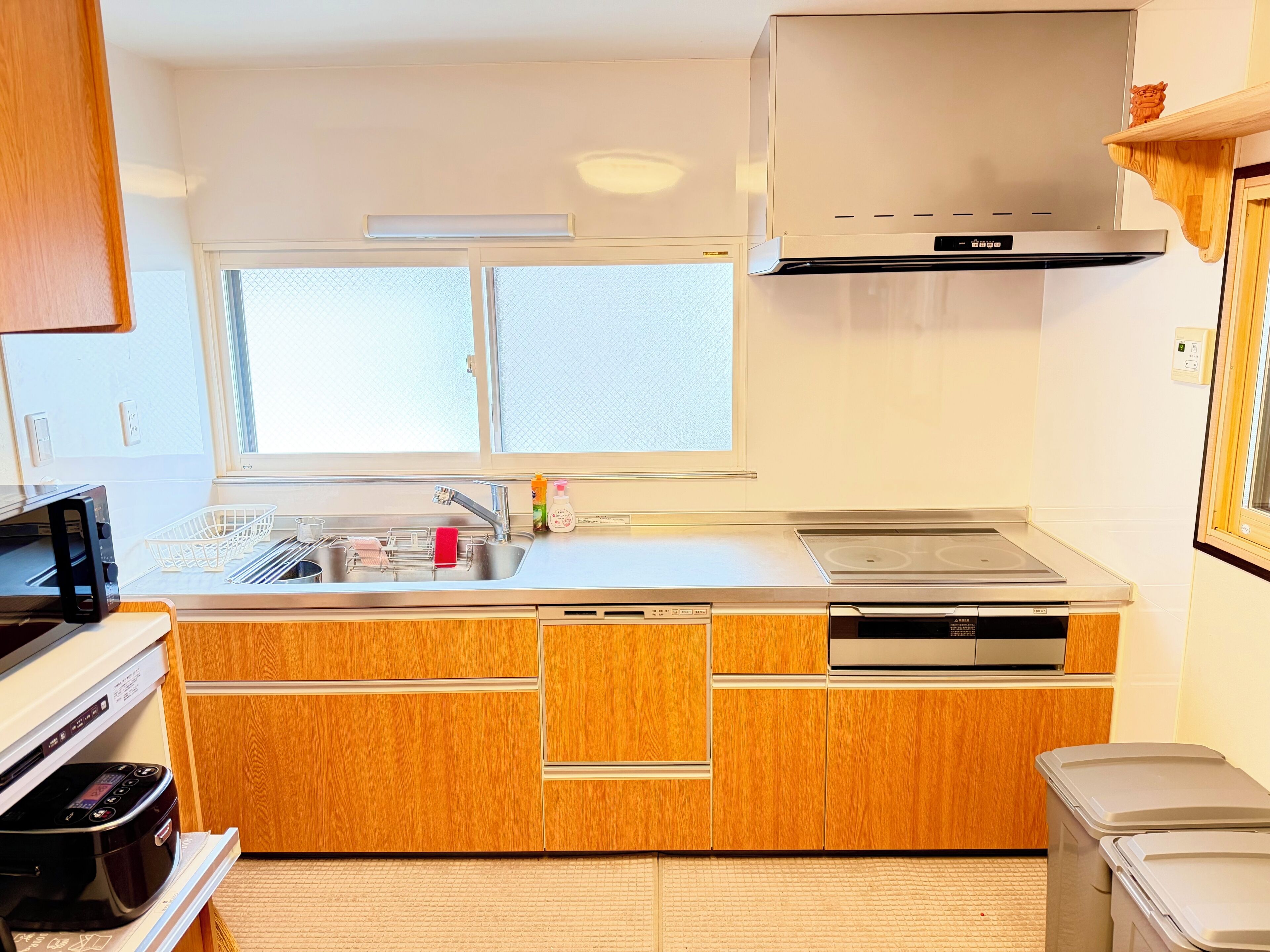 Frigorífico, microondas, placa de cocina y lavavajillas