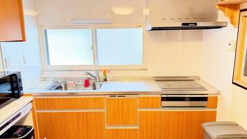 Frigorífico, microondas, placa de cocina y lavavajillas