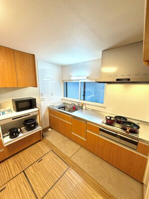 Jääkaappi, mikroaaltouuni, liesi, astianpesukone