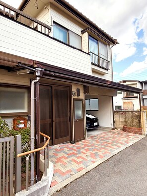 Exterior detail - Within walking distance of Matsumoto Castle Castle Area, a Japanese-style house for rent with a parking lot and a fully equipped kitchen! Japanese House (Max 9) FREE P. (matsumoto)