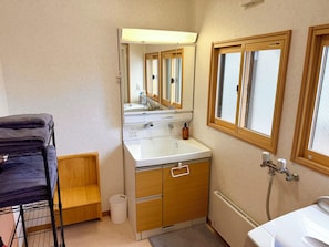 Een haardroger, een bidet, handdoeken, zeep