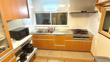 Fridge, microwave, stovetop, dishwasher