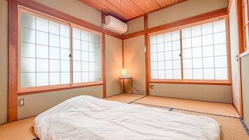3 bedrooms, iron/ironing board, WiFi (free), bed sheets