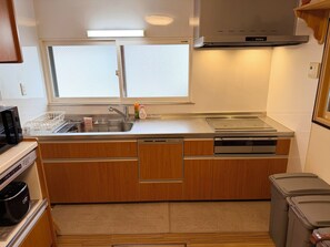 Een koelkast, een microgolfoven, een kookplaat, een vaatwasser