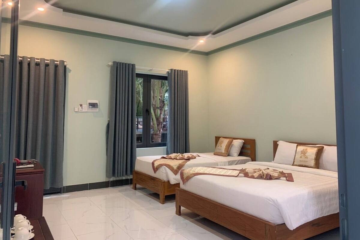 Family Room, 2 Queen Beds, Courtyard View | Free WiFi