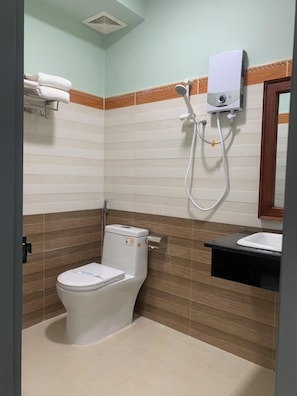 Habitación doble superior, vista al jardín | Baño