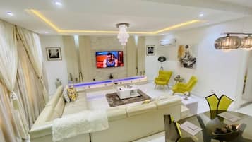 Departamento junior, balcón, vista a la ciudad | Área de sala de estar