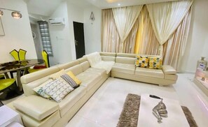 ジュニア アパートメント バルコニー シティビュー | リビング エリア