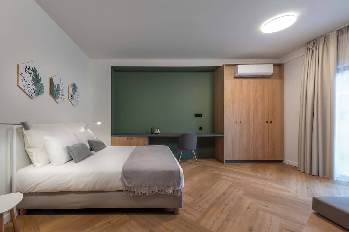 Suite de diseñador, vista a la ciudad | Sábanas de algodón egipcio y ropa de cama de alta calidad