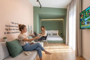 设计套房, 城市景观 | 起居区 | 42-英寸智能电视（配备数码频道）、Netflix、书