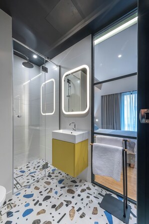 Habitació doble superior, 1 llit de matrimoni gran, balcó, vistes a la ciutat | Bany | Dutxa, capçal de dutxa tipus cascada i articles de tocador gratuïts